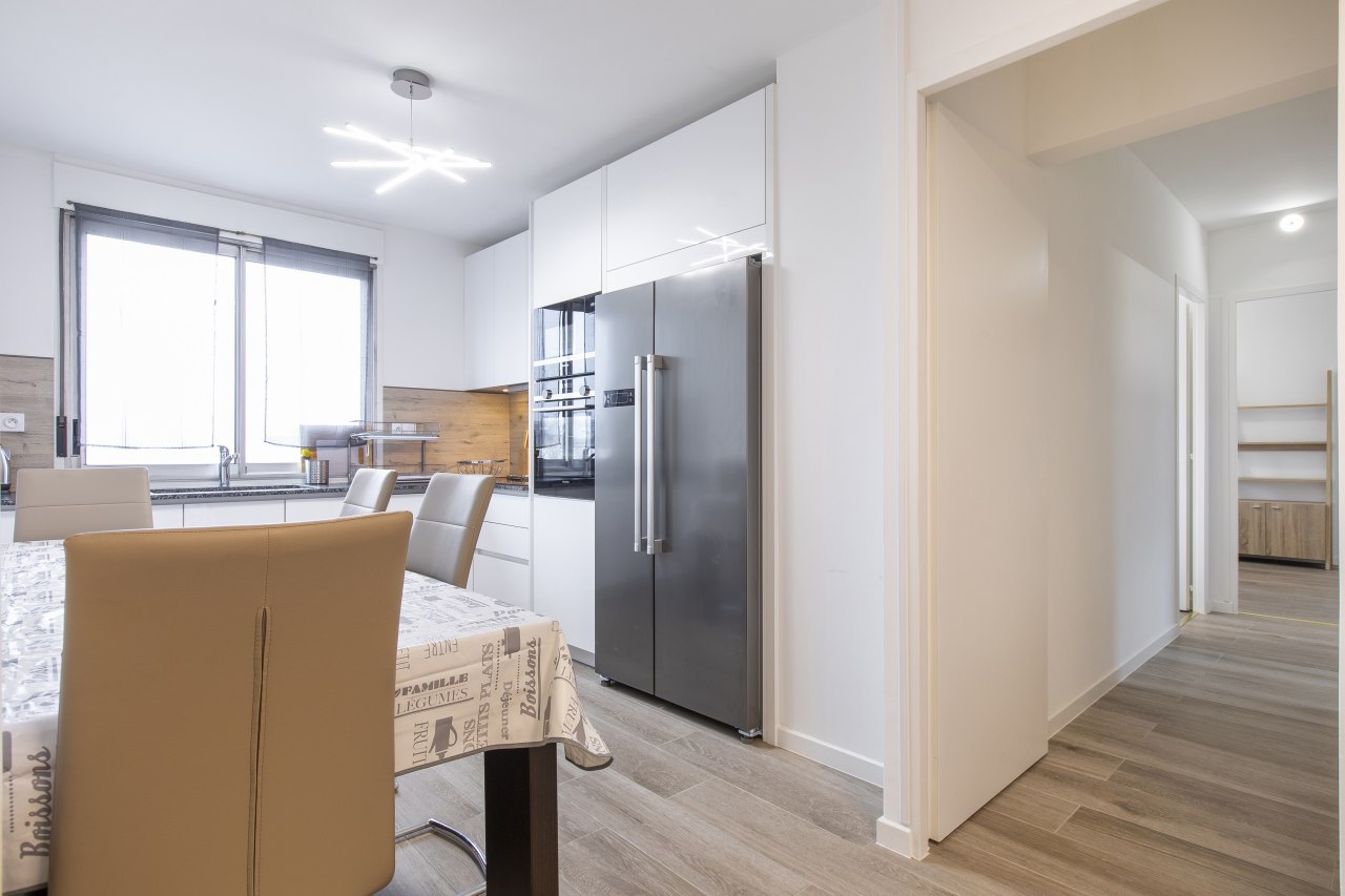 photo-0-https://flat-platform-be.onrender.com/listing-media/167ca178-670e-47c8-a8ee-371c5bcd7286-Cuisine%20-%20Couloir.jpg
